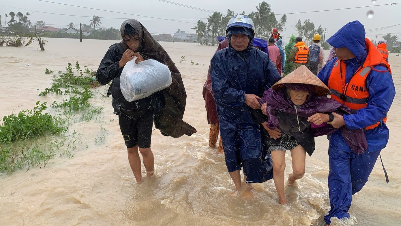 Thong tin moi ve mua lu mien Trung hinh anh