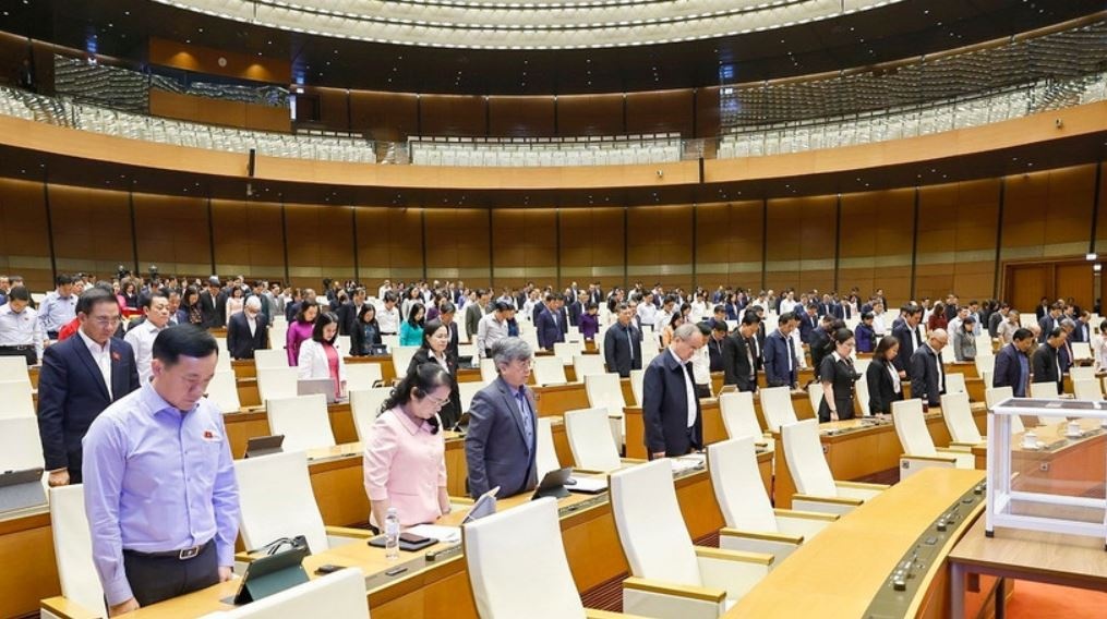 Quoc hoi tuong niem dong bao tu vong do thien tai, bao lu hinh anh