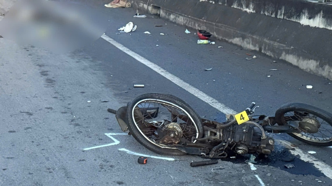 Mot nguoi chet ben xe may nat bet tren duong hinh anh