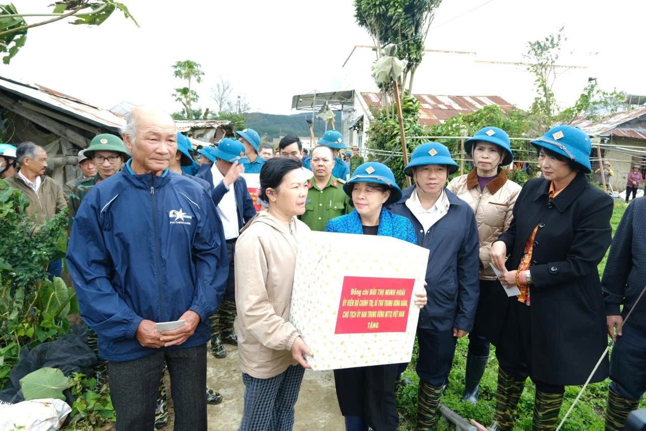 Chu tich Uy ban Trung uong MTTQ Viet Nam tham hoi nguoi dan vung lu hinh anh