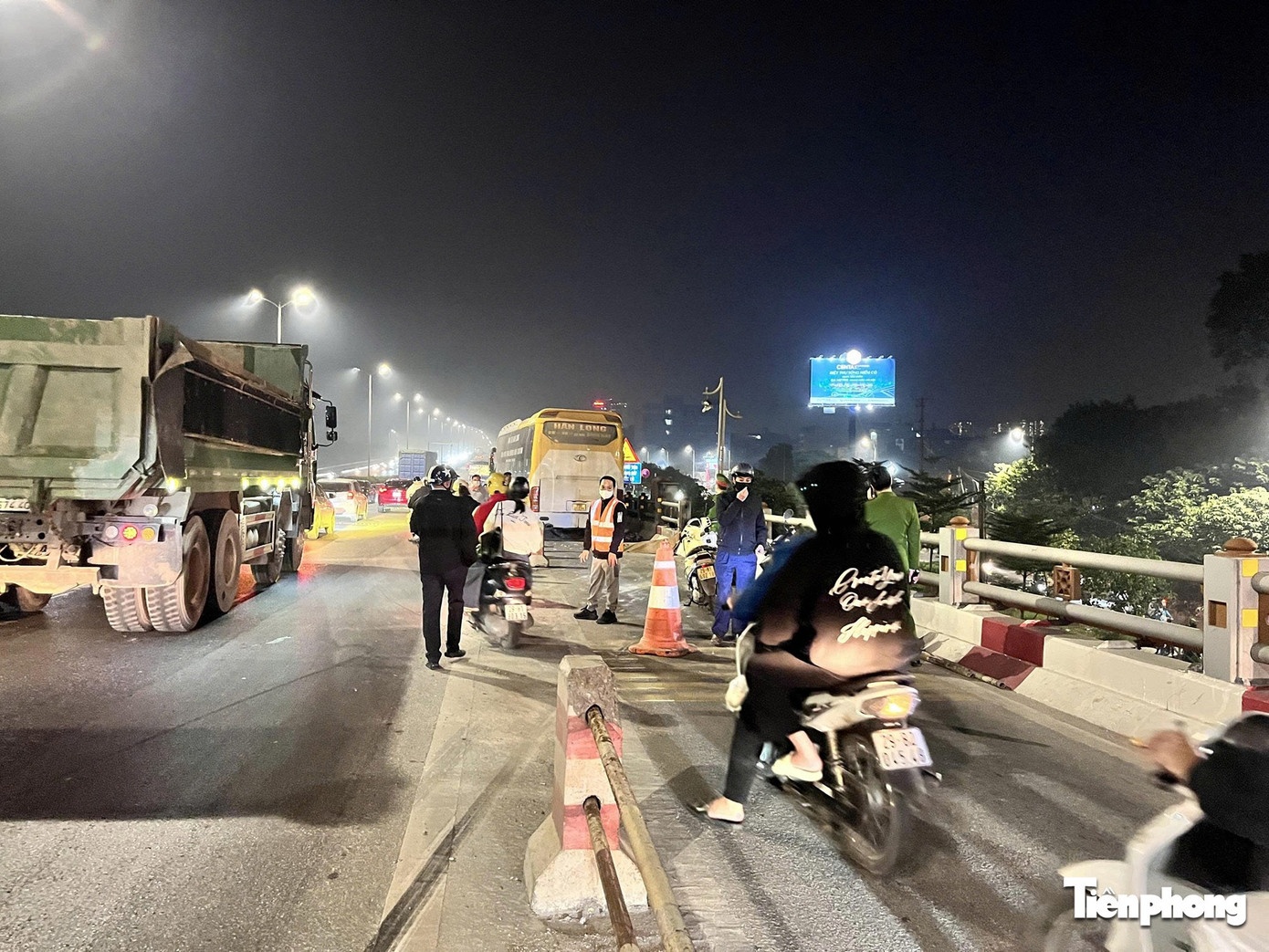 Xe khach tong xe may anh 2