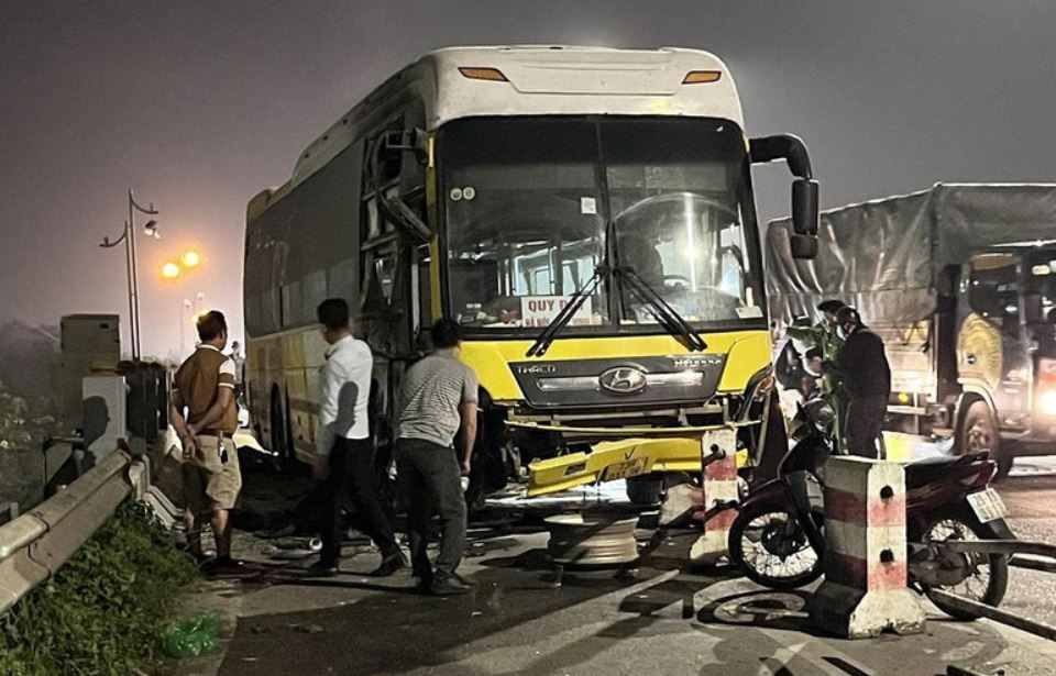 Xe khach tong xe may boc chay, hai nguoi tu vong hinh anh