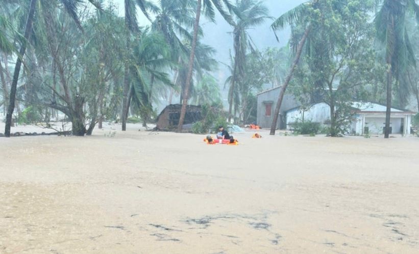 Mua lu tai Nam Trung Bo lon nhat trong hon 50 nam qua hinh anh