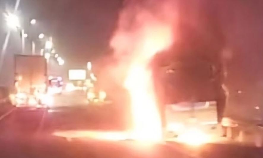 Lien tiep xay ra va cham chet nguoi va chay oto o Dong Thap hinh anh