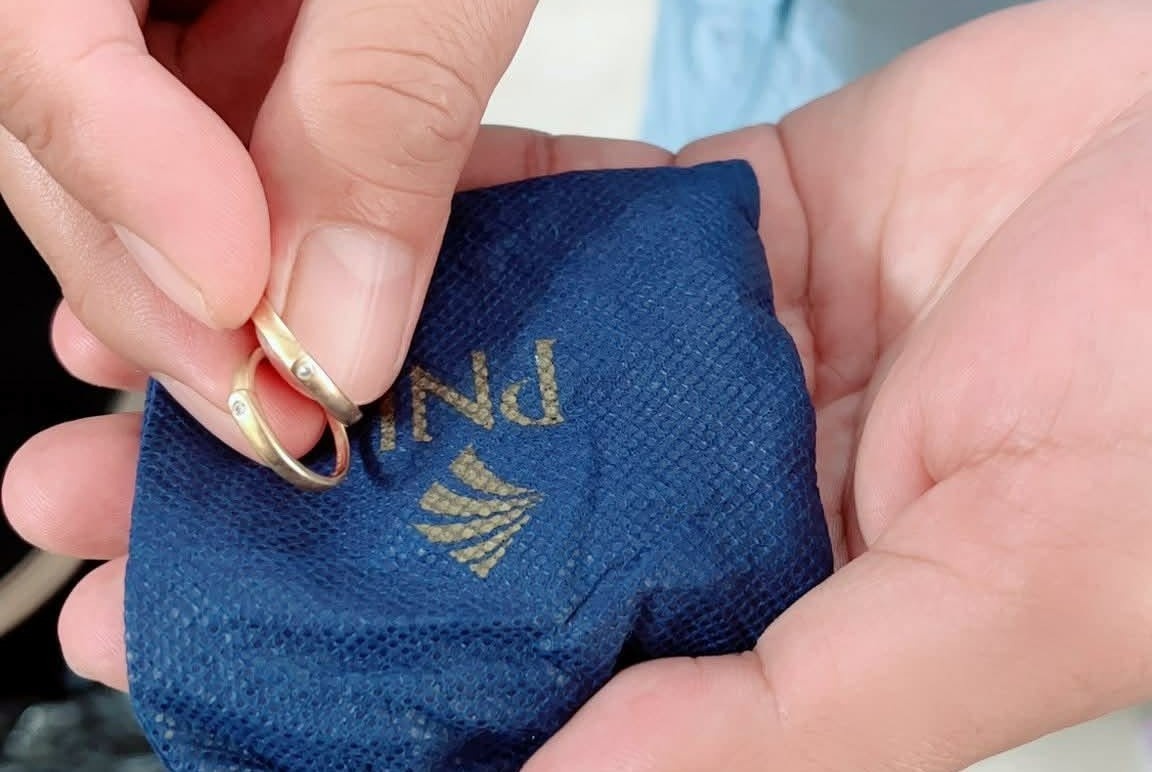 Trao lai tui vang cho nguoi de quen trong bao ao quan tu thien hinh anh