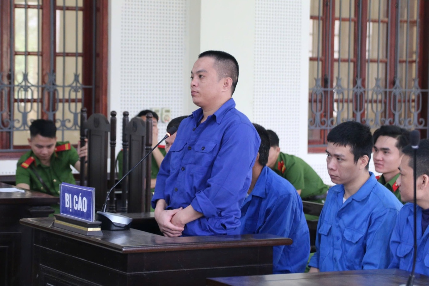 Noi dau nguoi me gia khi con trai lam duong lac loi vi ma tuy hinh anh