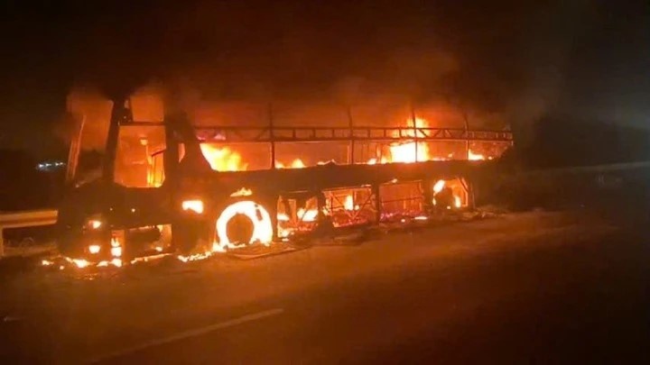 Xe giuong nam chay tro khung tren cao toc TP.HCM - Trung Luong hinh anh