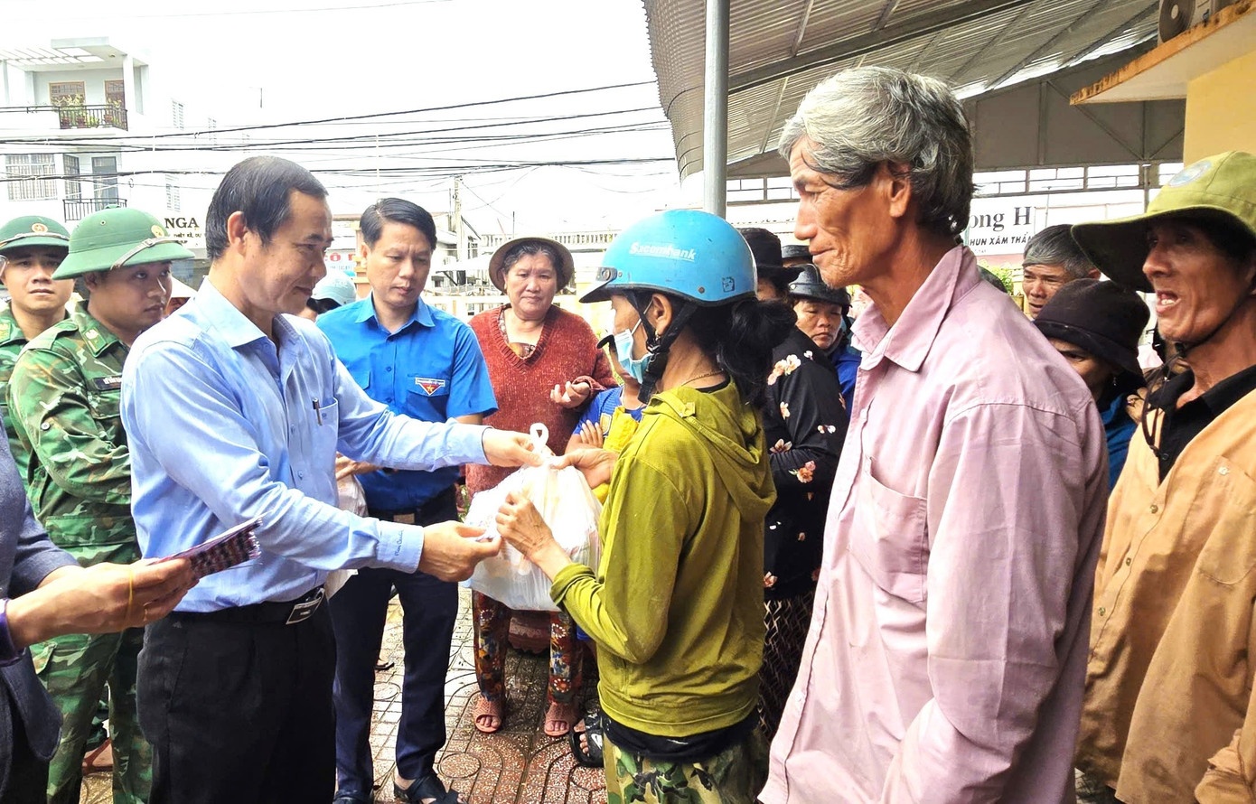 Doan cong tac Uy ban TW MTTQ Viet Nam tham hoi ba con vung lu Dak Lak hinh anh