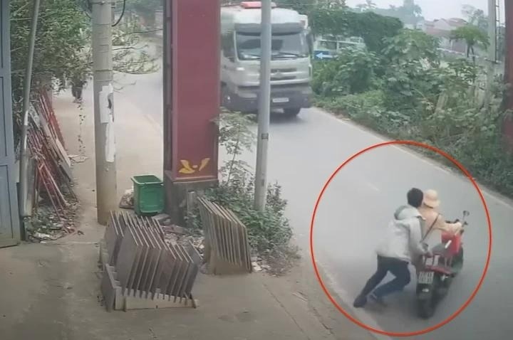 Video doi tuong day CSGT vao dau xe tai hinh anh