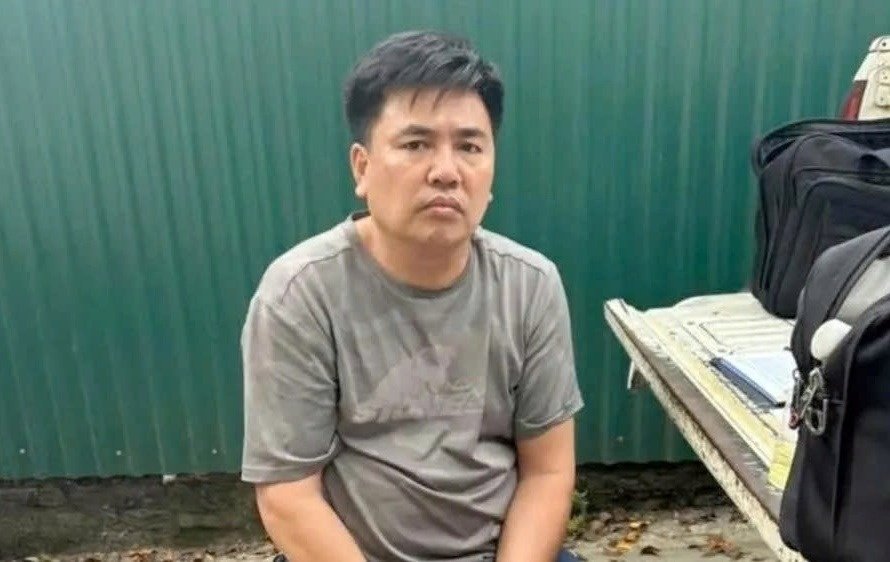 Doi tuong day CSGT vao dau xe tai tung nhot cong an xa trong nha hinh anh