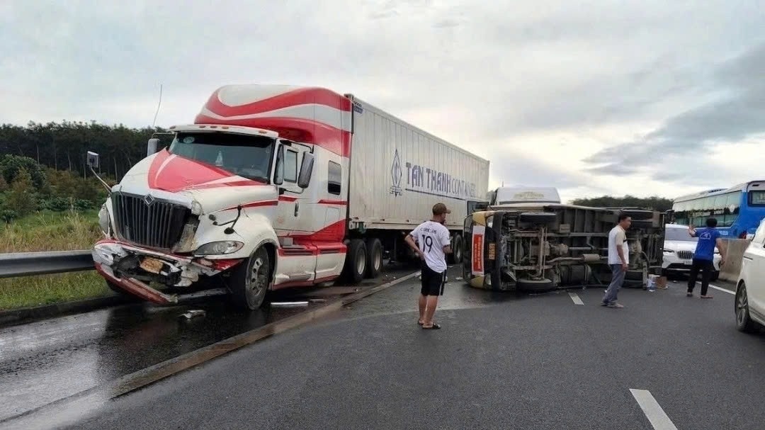 Tai nan xe cuu tro anh 2