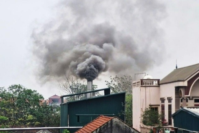 Khoi den xa thang len troi, ruong dong van do lua giua ngay o nhiem hinh anh