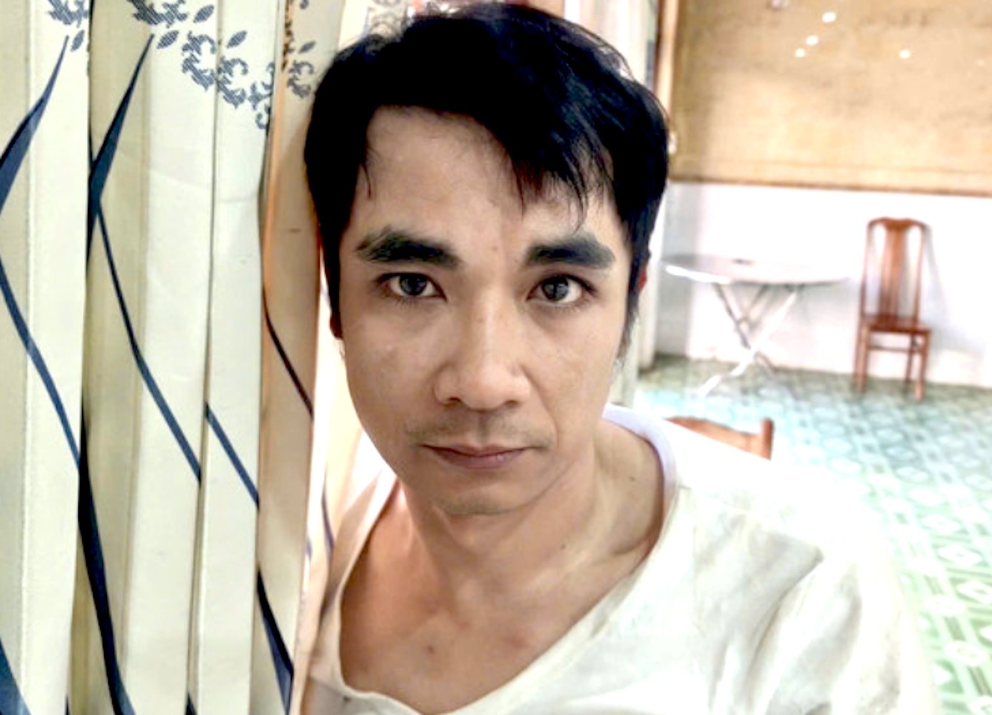 Ga giao thit heo dung dao bau de doa, hiep dam thieu nu hinh anh