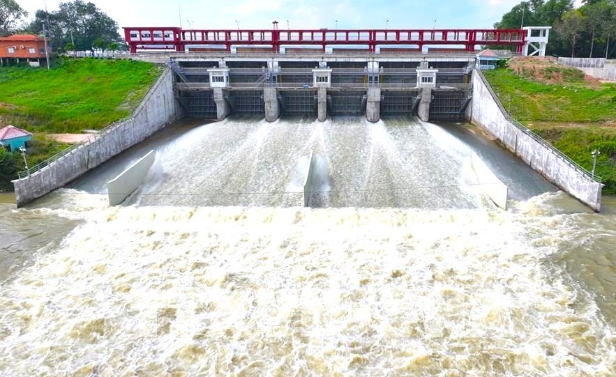 Ho nuoc lon nhat Dong Nam A xa lu, trieu cuong tren bao dong 2 hinh anh