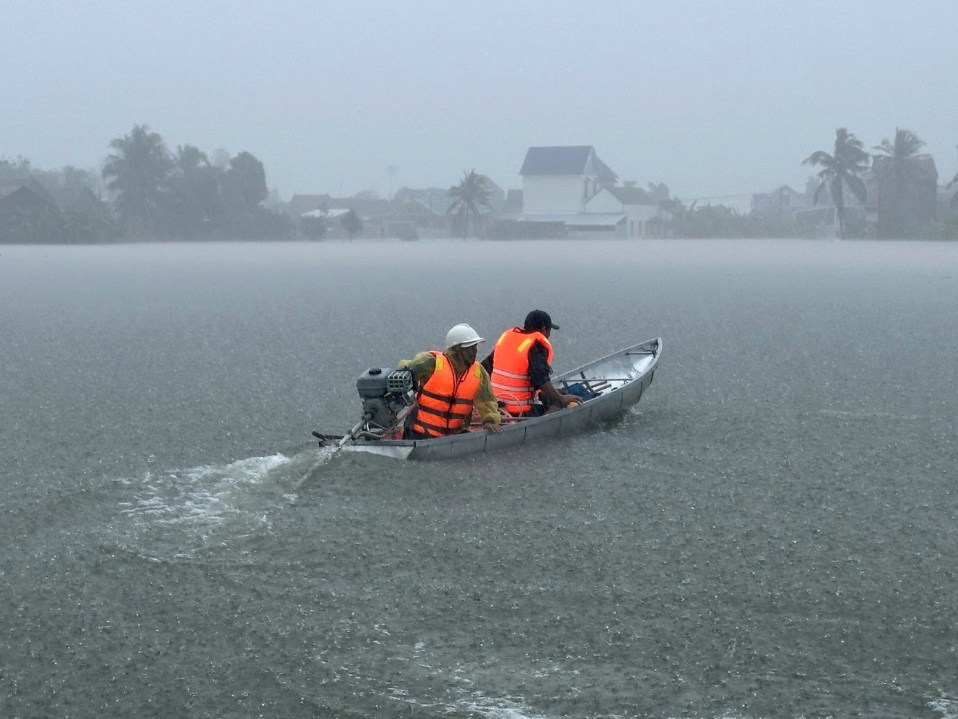 Di thuong mua lu o mien Trung: Khac phuc phan nhan tai hinh anh