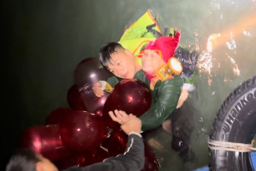 Di bat oc luc trieu dang, hai phu nu om coc tre tren bien suot dem hinh anh