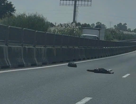 Phat hien nguoi nuoc ngoai tu vong bat thuong tren cao toc hinh anh