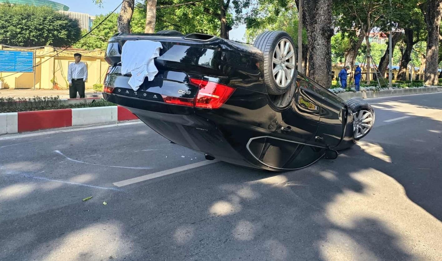 Oto lat ngua tren duong Hoang Dieu hinh anh