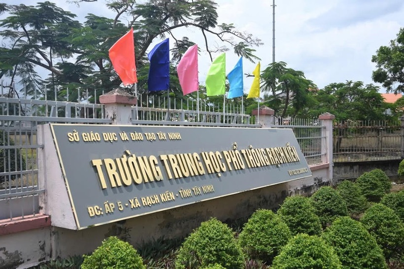 Ky luat canh cao giao vien co hanh vi thieu chuan muc voi nu sinh hinh anh