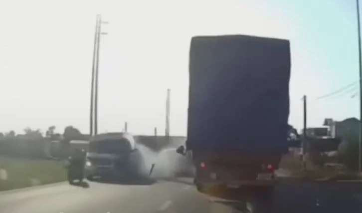 Dam truc dien oto chay nguoc chieu do co vuot container hinh anh