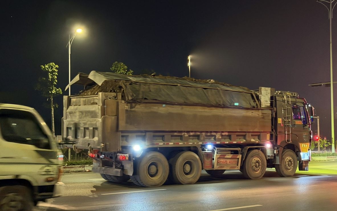 Xe 'HOWO' che bien so, cho dat chay nuom nuop trong dem hinh anh