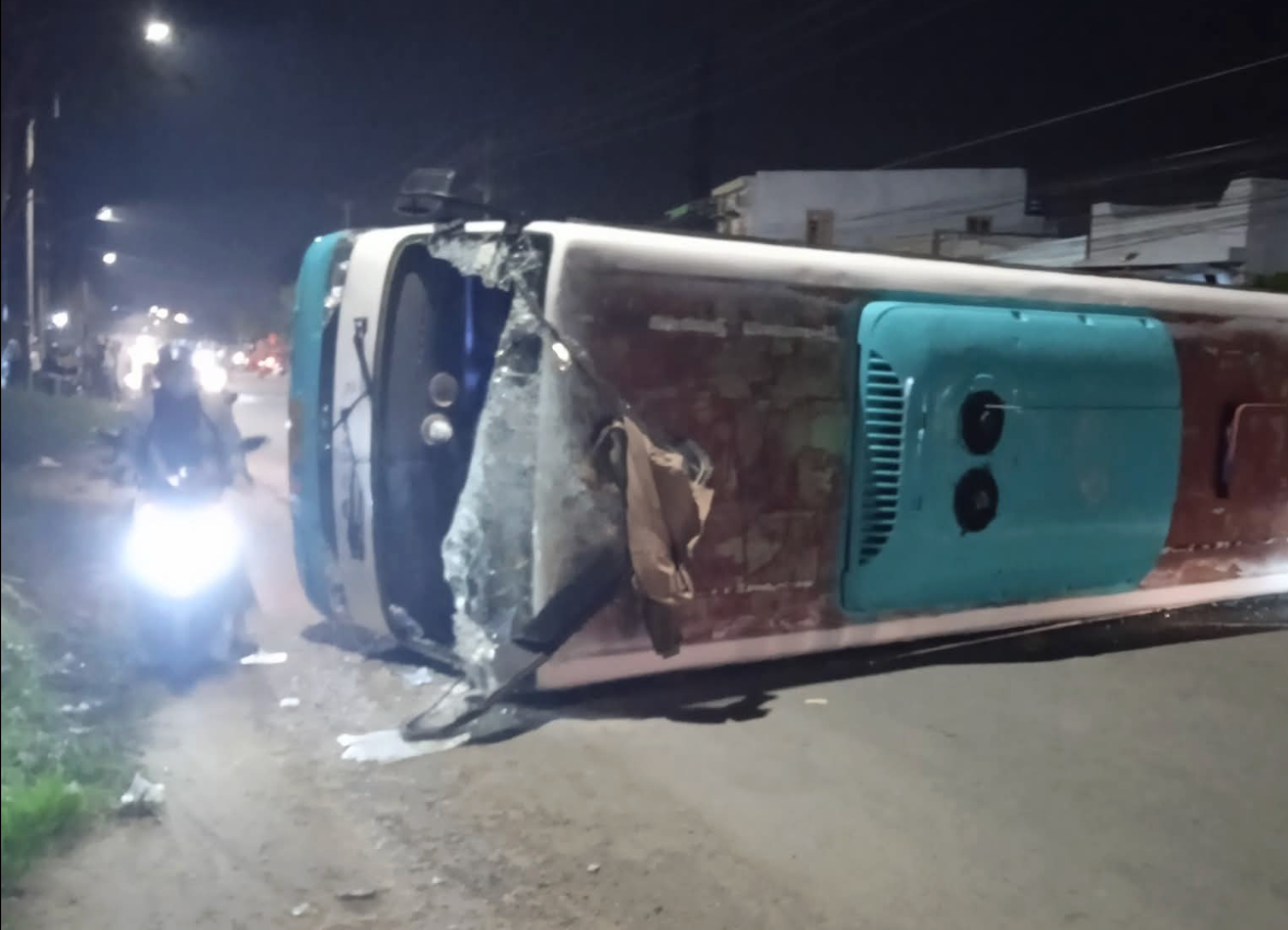 Lat xe cho cong nhan o Tay Ninh, hon 10 nguoi nhap vien hinh anh