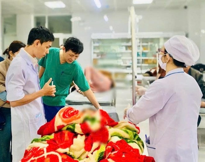 Xe cong nong lao xuong vuc, 13 chau nho thoat chet hinh anh