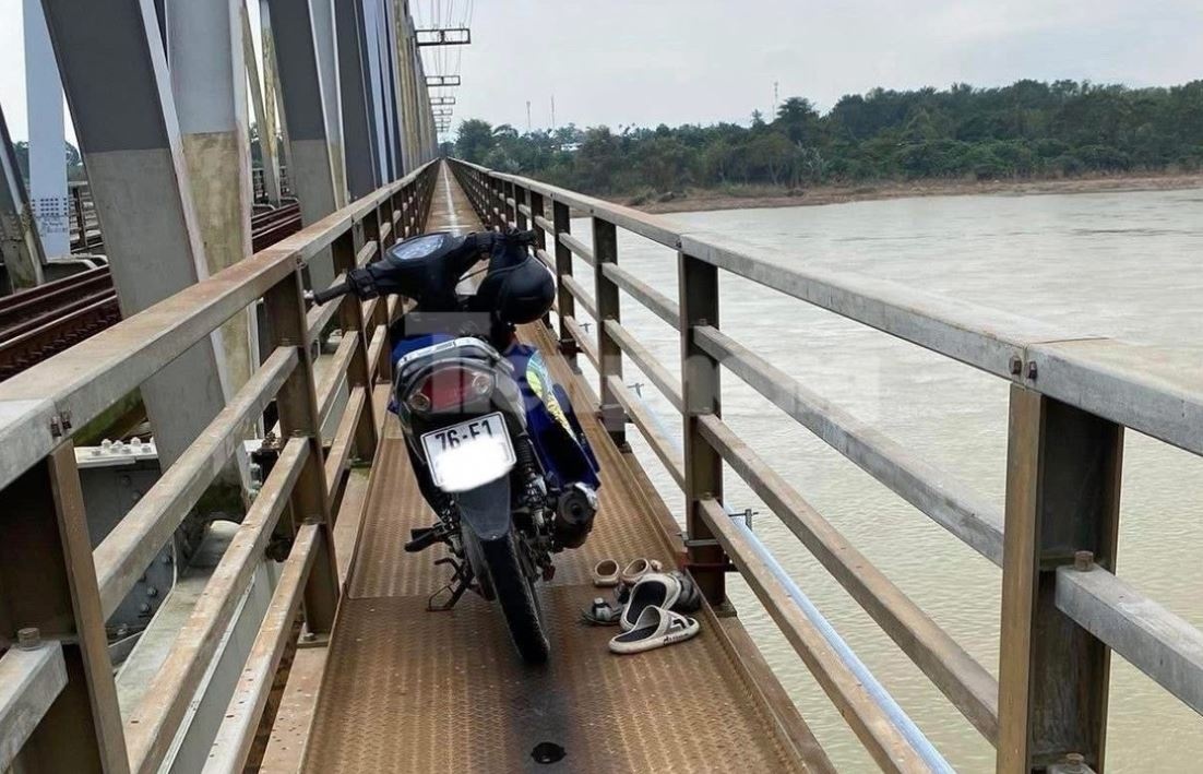 Tin moi vu nguoi bo om hai con nhay cau hinh anh