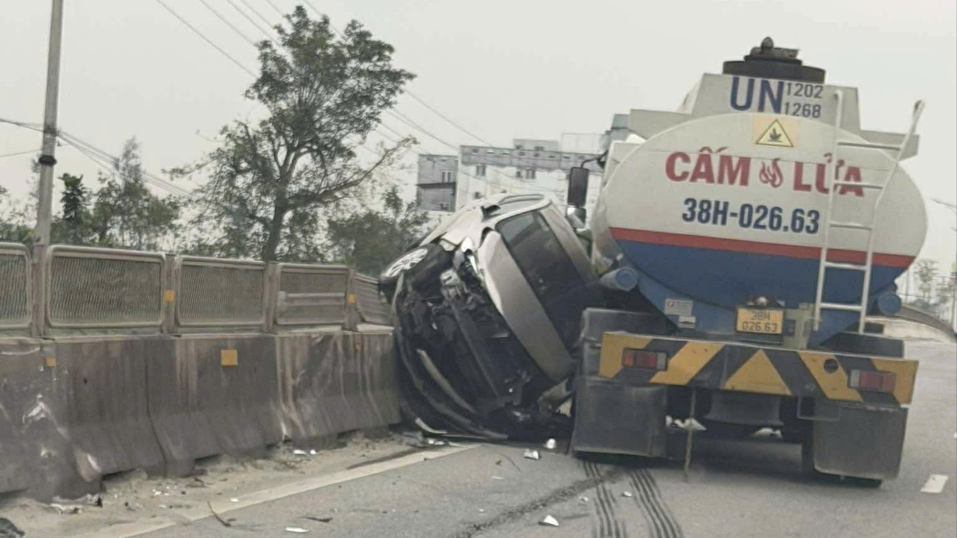 Oto con bi 'kep cung' giua xe bon va dai phan cach hinh anh