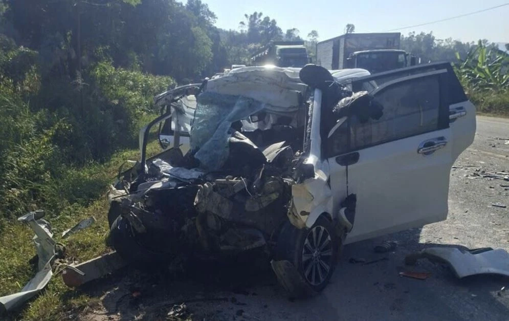 Xe 7 cho tong xe container, 4 nguoi tu vong hinh anh