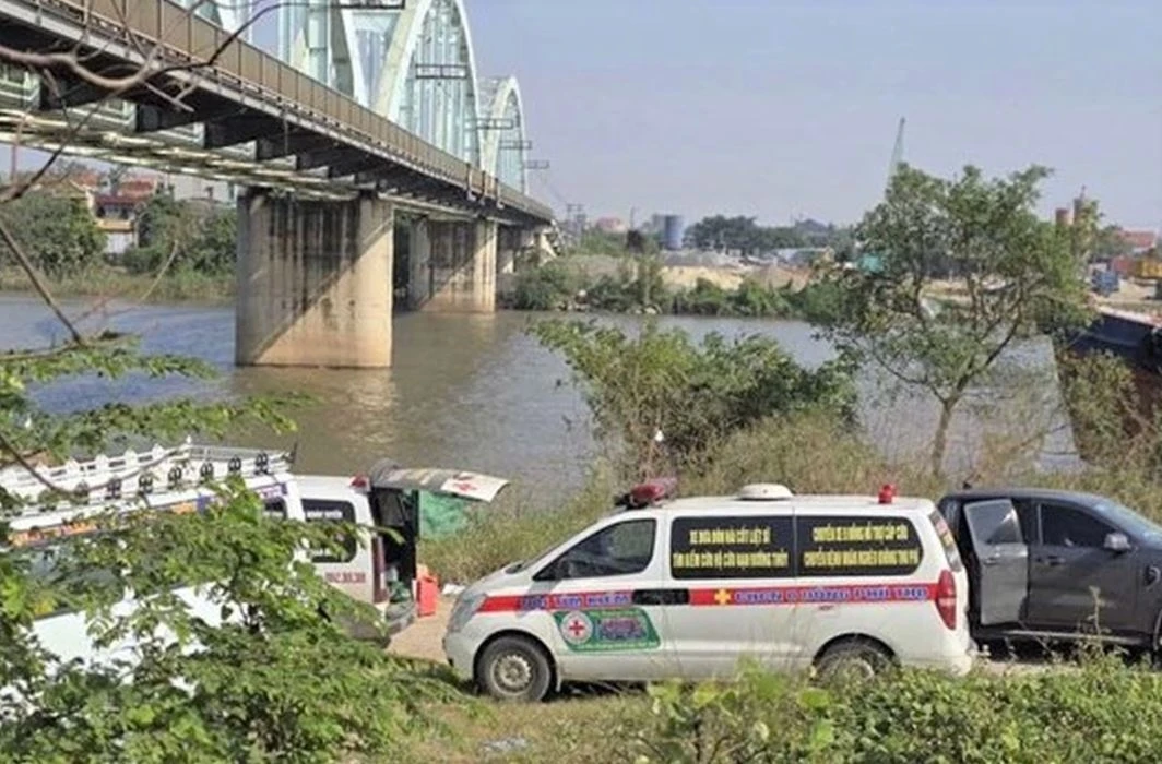 Phat hien thi the phu nu troi dat tren song Day hinh anh