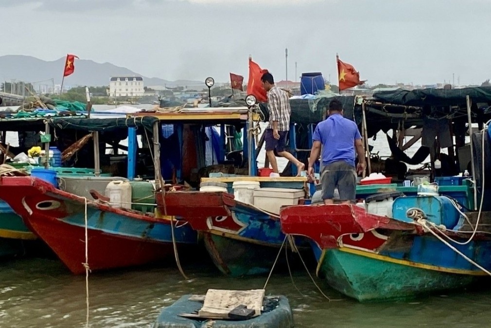 Khong co viec thu tien bao ke ghe, tau tai chan cau Cua Lap, TP.HCM hinh anh