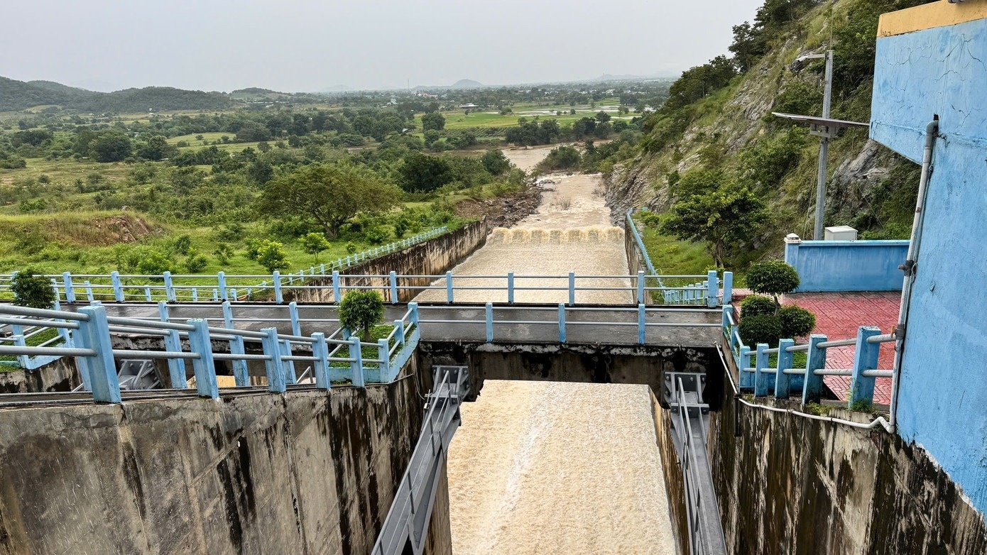 Nuoc vuot nguong, hai ho thuy loi o Lam Dong dong loat tang xa hinh anh