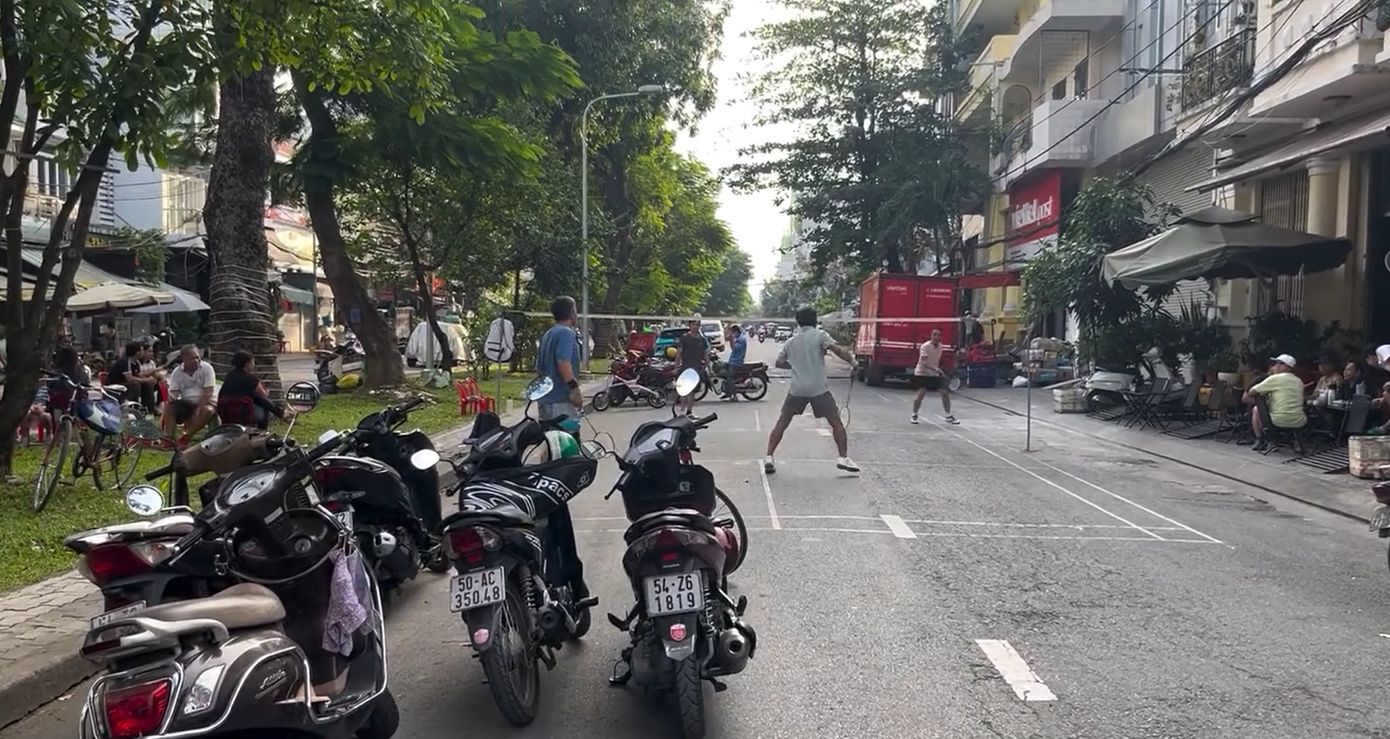 Nhom nguoi giang luoi danh cau long giua duong o TP.HCM hinh anh