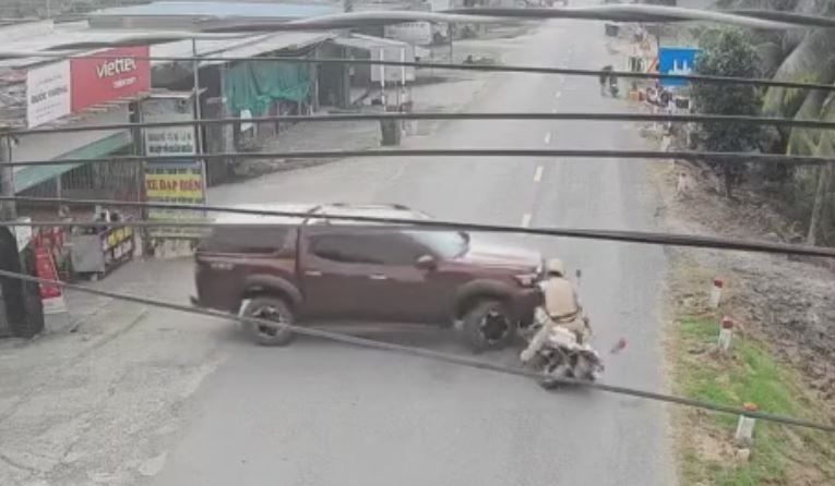 Tai xe dieu khien oto lao vao xe canh sat giao thong hinh anh