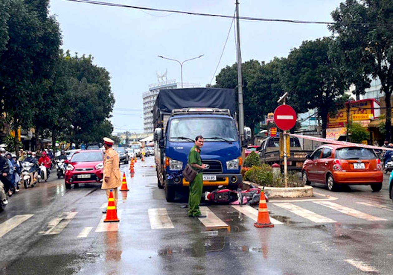 Va cham voi xe tai, hai ong chau tu vong hinh anh