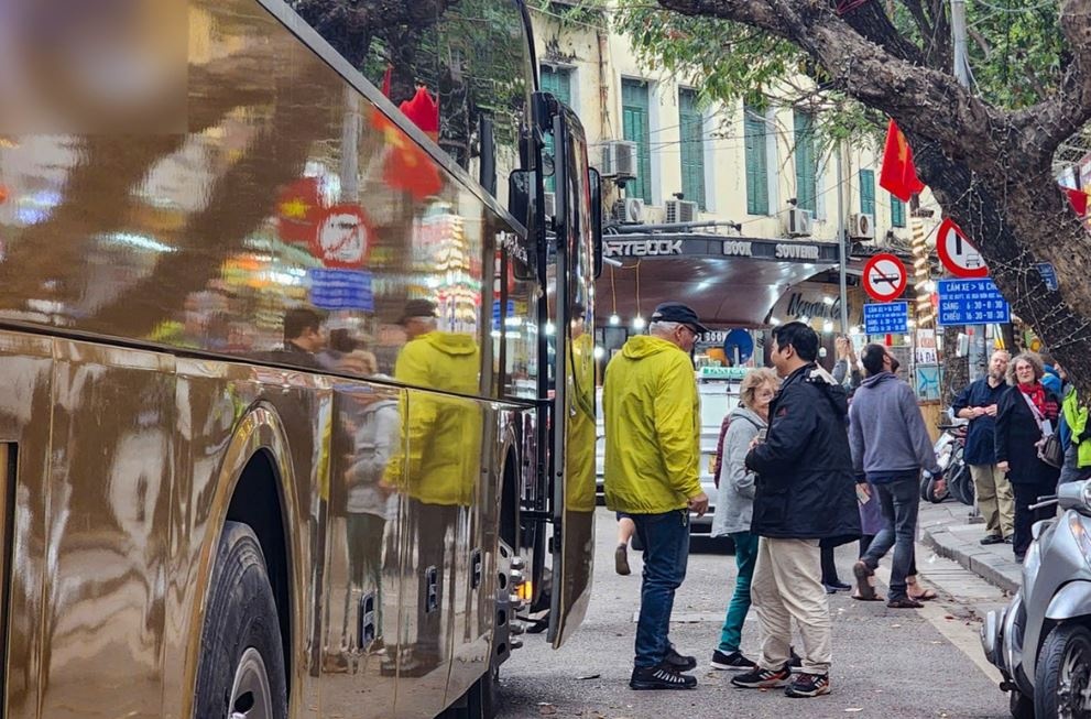 Ha Noi cam xe du lich tren 16 cho vao pho co gio cao diem hinh anh