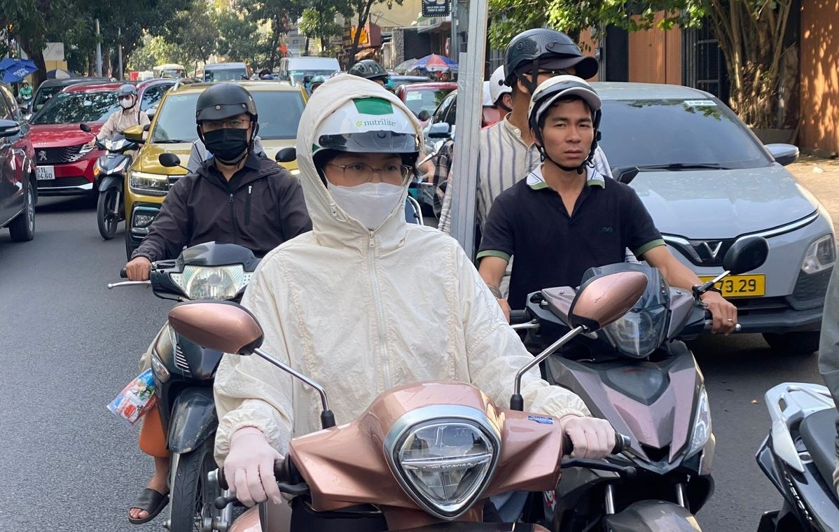 TP.HCM se lanh, nguoi dan mac them ao khoac de giu am khi ra duong hinh anh