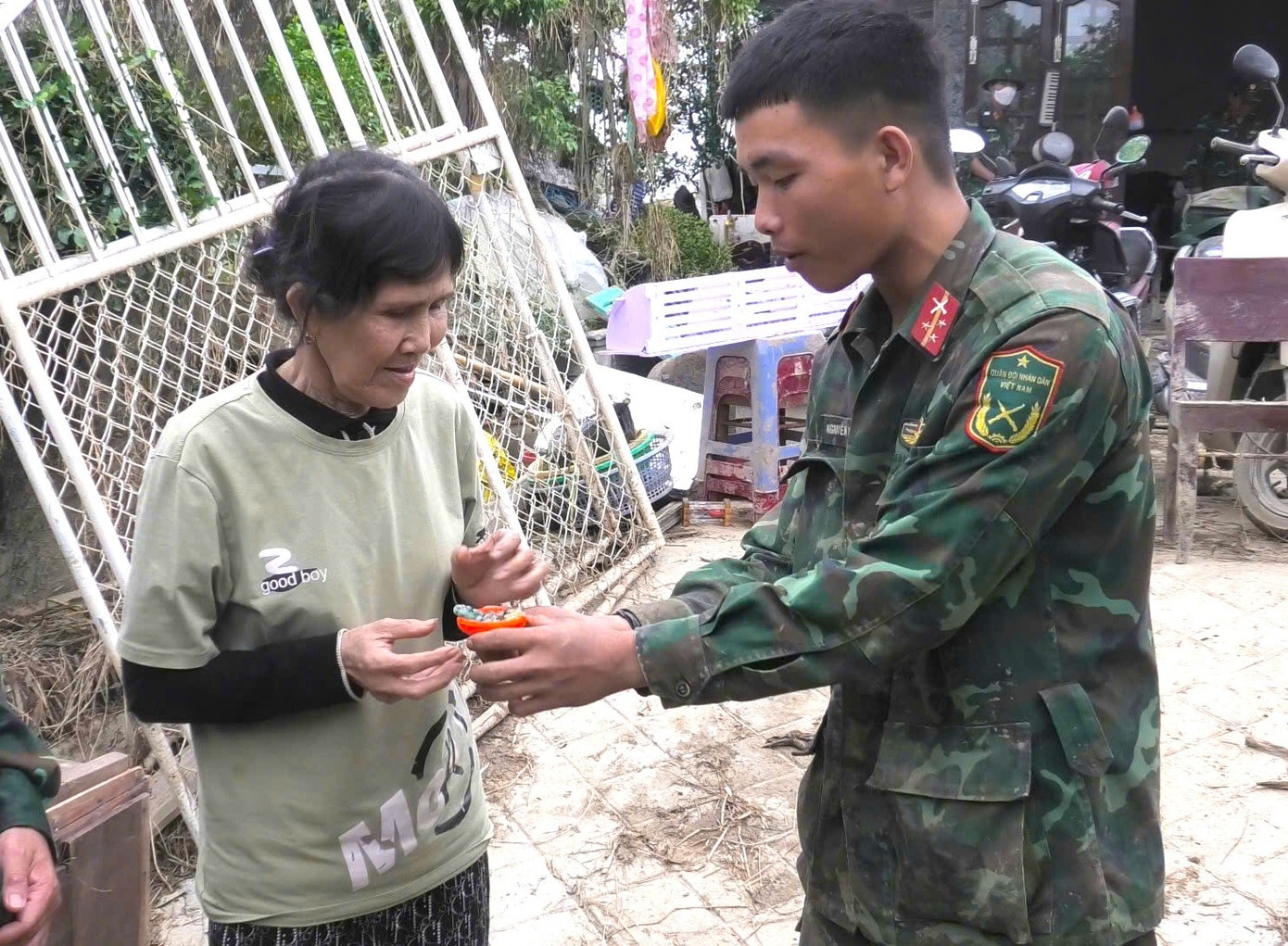 Tieu doi truong tim thay vang, tien cua dan bi mat sau mua lu hinh anh