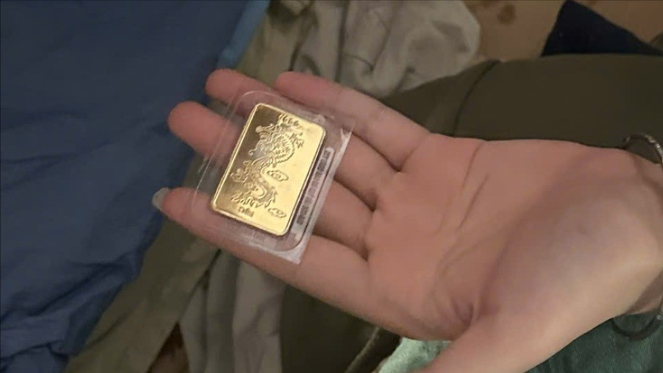 Bat ngo phat hien 5 chi vang trong tui quan ao cuu tro hinh anh