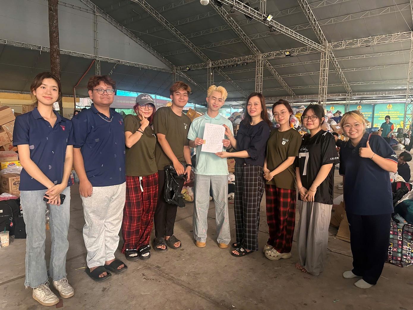 Vang bo quen cuu tro anh 2