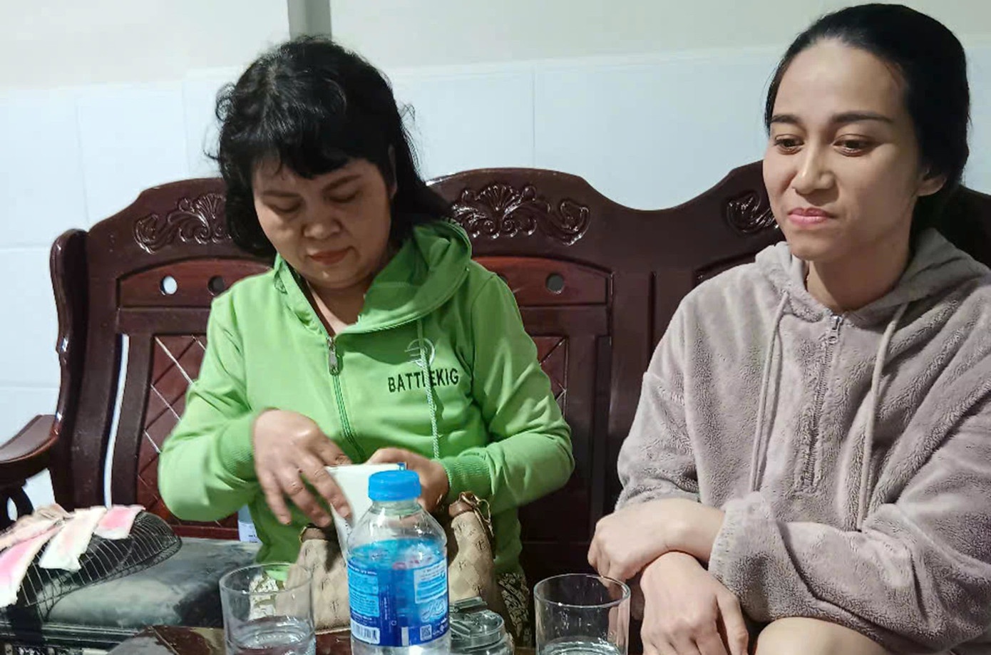 Nhat duoc tui vang giua dong lu o Nha Trang hinh anh