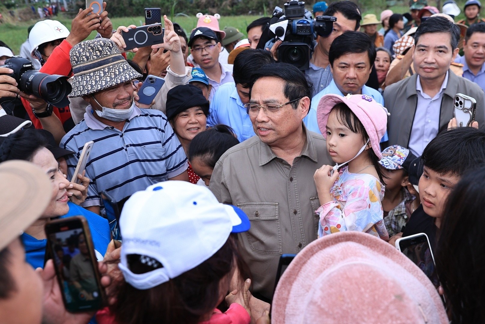Thu tuong tham, dong vien nguoi dan tai 'ron lu' Hoa Thinh hinh anh