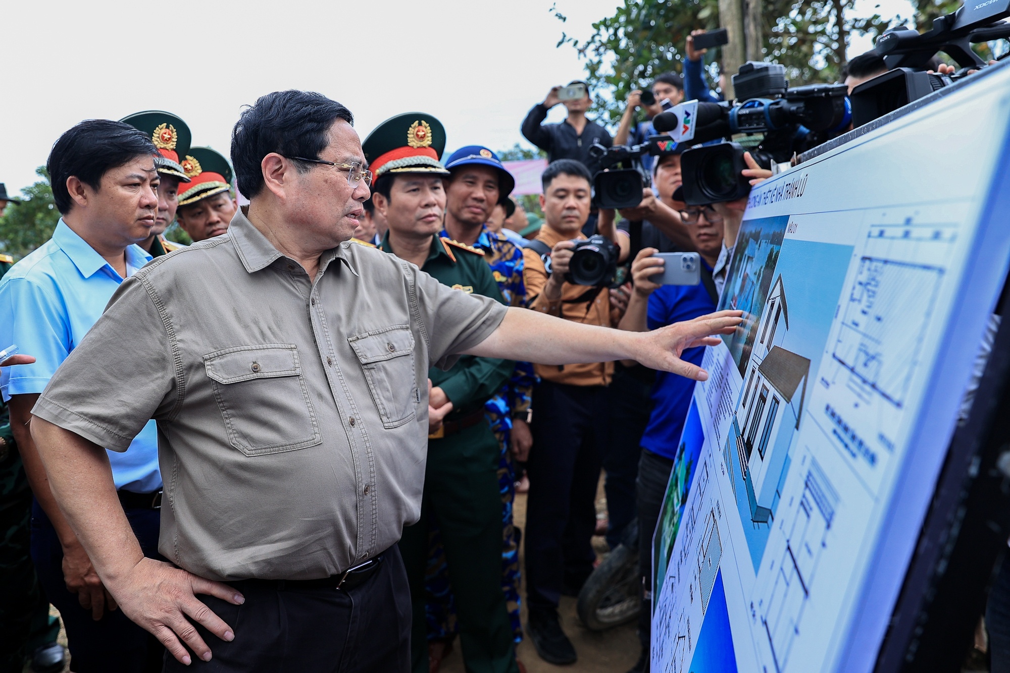 'Chien dich Quang Trung' than toc dung nha cho dong bao bi thien tai hinh anh