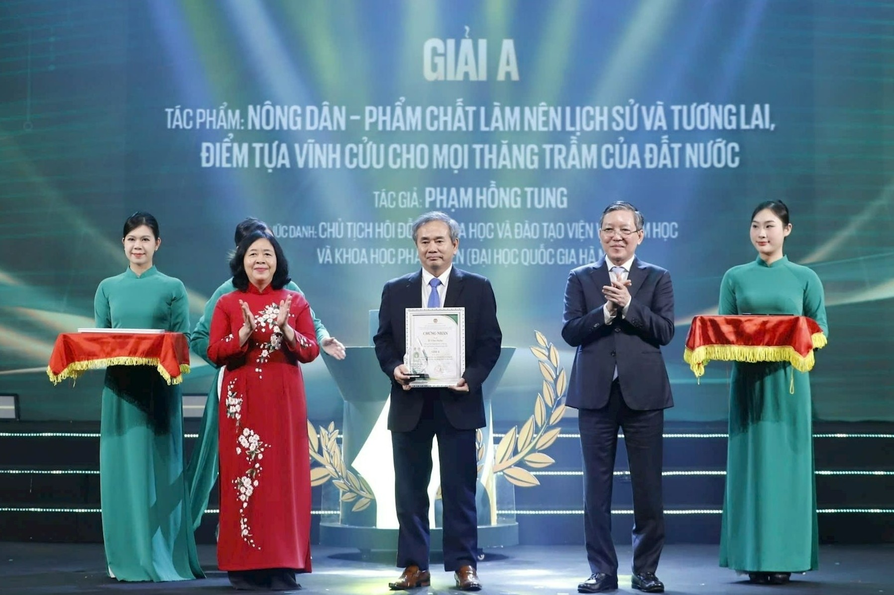 Le trao Giai bao chi toan quoc ve nong nghiep, nong dan, nong thon hinh anh