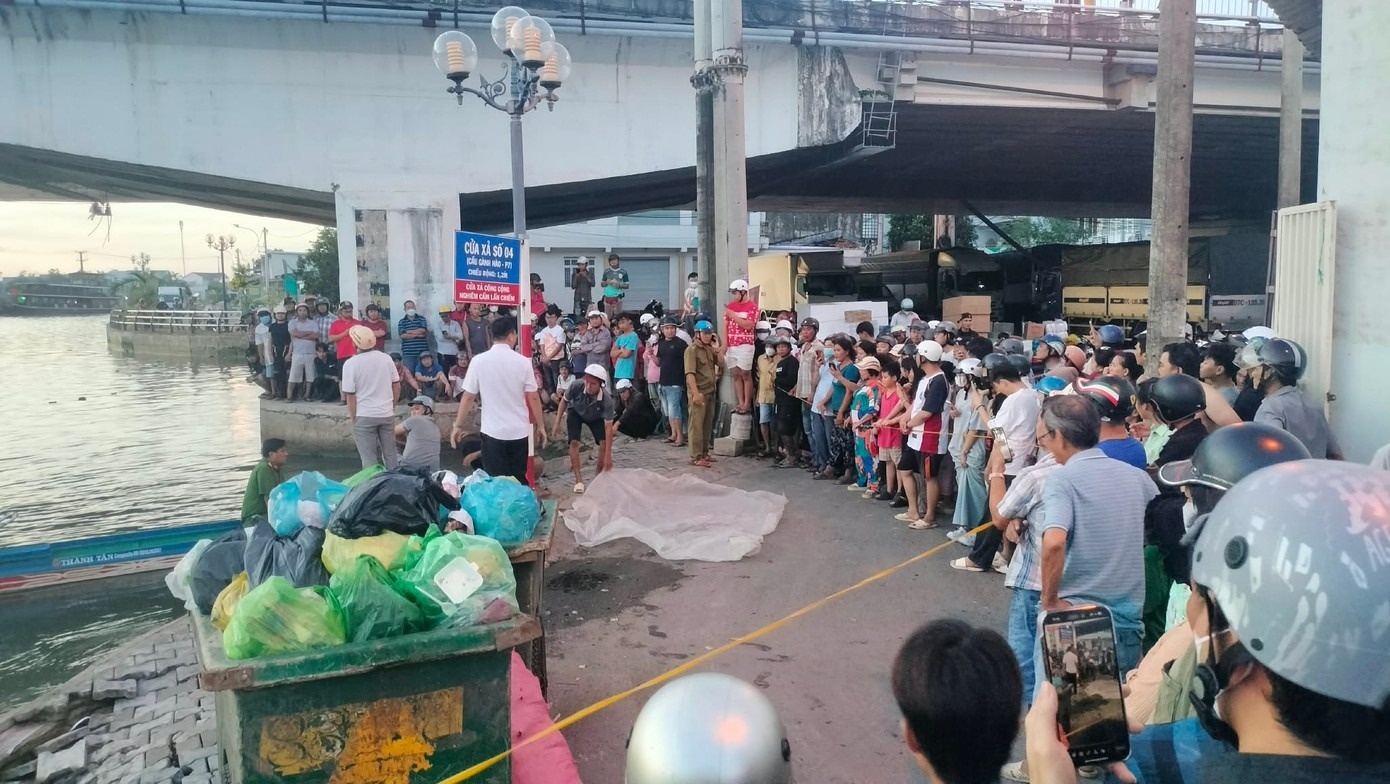 Phat hien thi the troi tren song o Ca Mau hinh anh