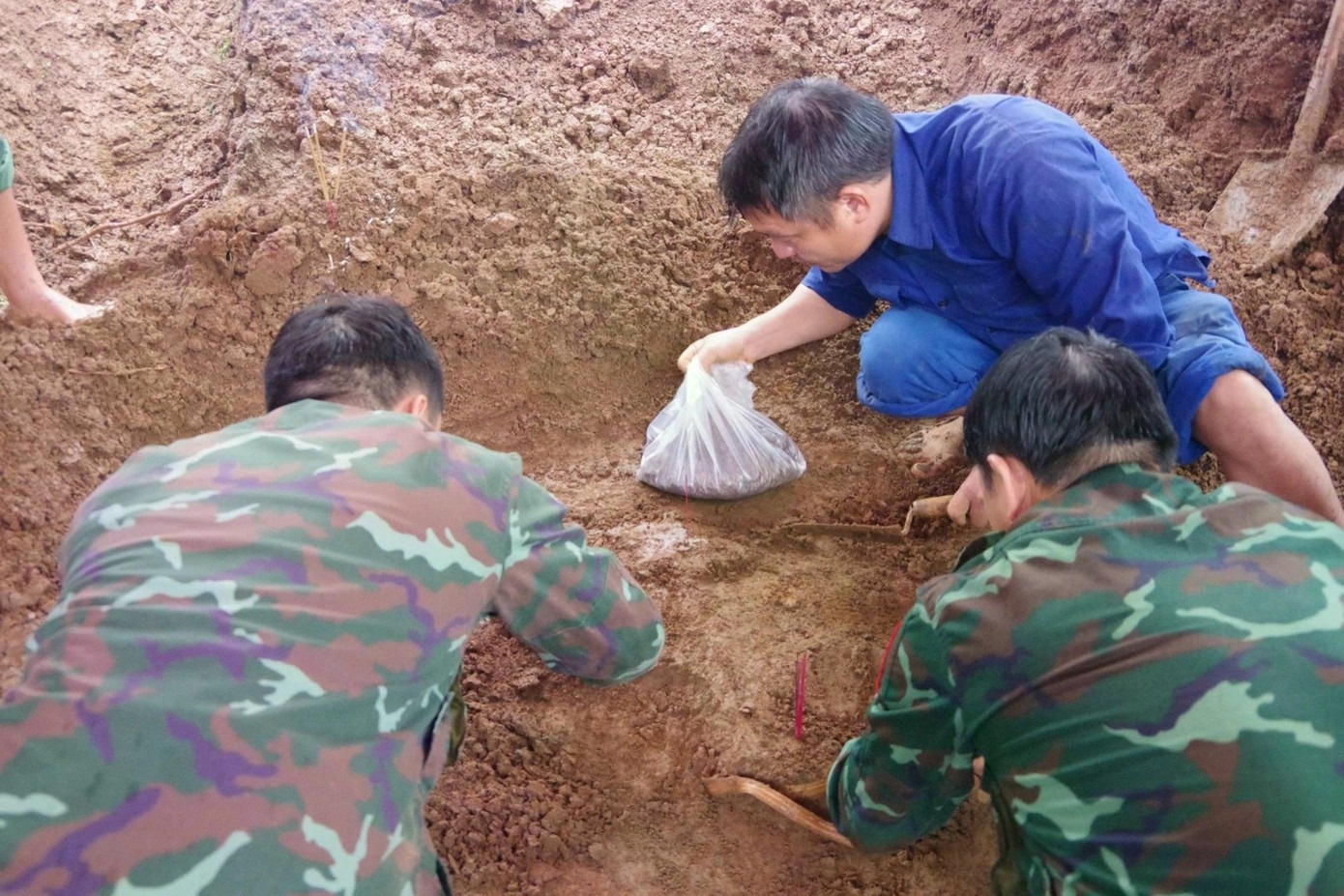 Tim thay 4 hai cot liet si trong tran chien voi quan My tai Quang Tri hinh anh