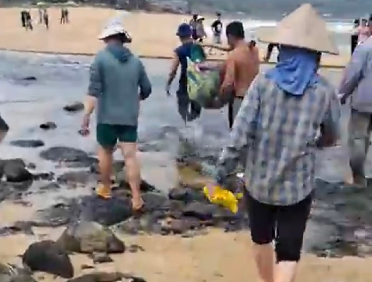 Lan bien bat tom nhi, mot nguoi dan ong o Quang Ngai tu vong hinh anh