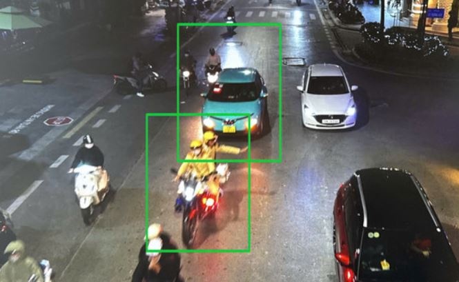 Camera AI ghi lai hinh anh xuc dong cua CSGT Ha Noi hinh anh