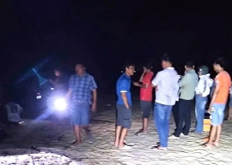 Mot can bo tu vong khi danh ca tren bien hinh anh